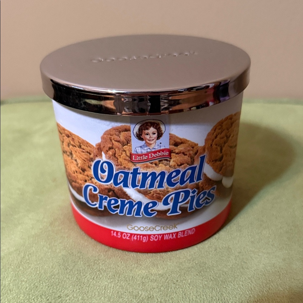 GooseCreek x Little Debbie Oatmeal Creme Pie Candle - Picture 6 of 10